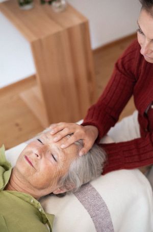 Osteopathin Sofia Fenner in ihrer Praxis in Pfarrkirchen