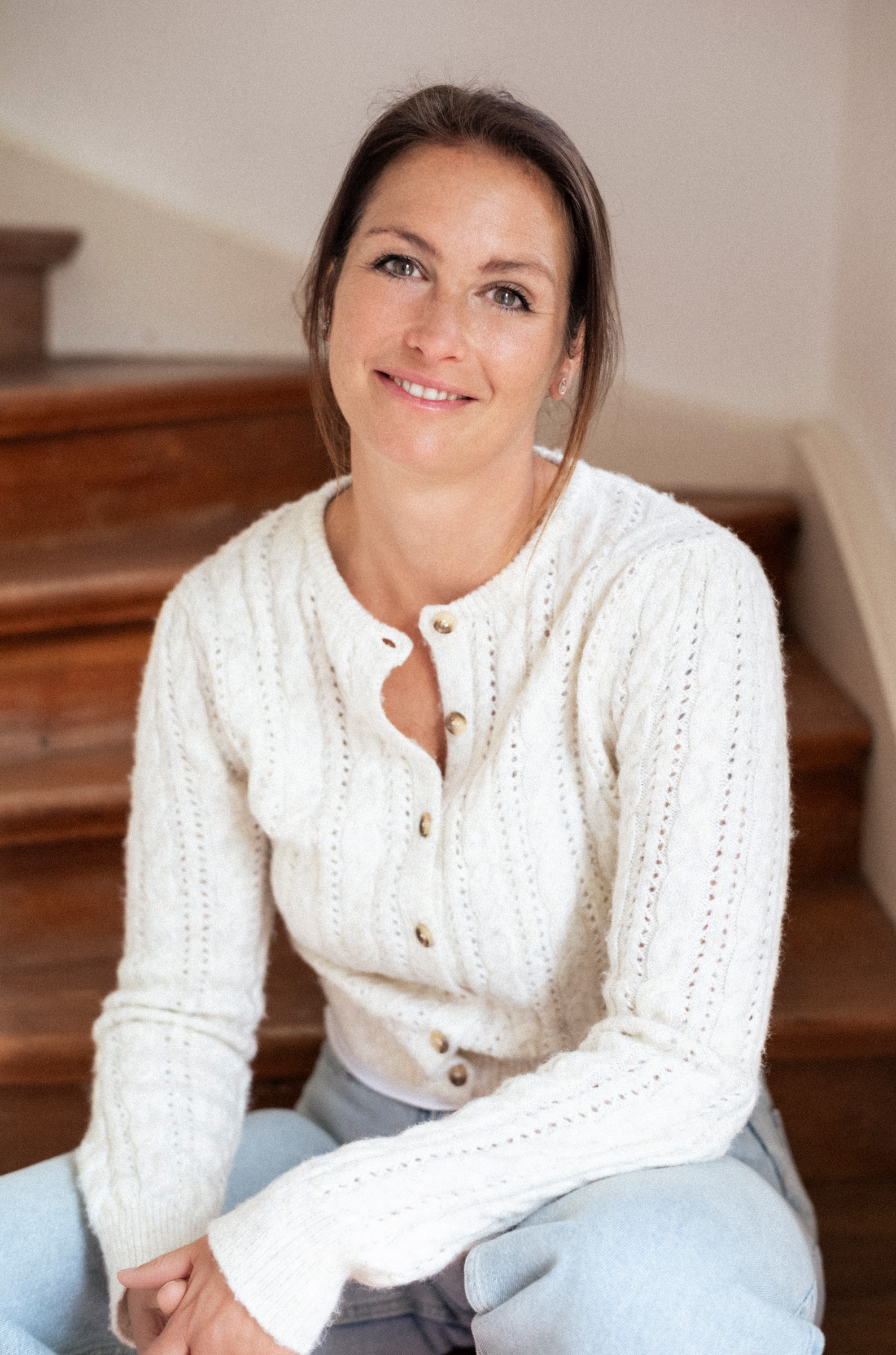 Osteopathin Sofia Fenner in ihrer Praxis in Pfarrkirchen